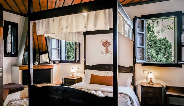 "Naida Superior Double" Room with Mountain View, Balcony, and Fireplace in Μακρινίτσα