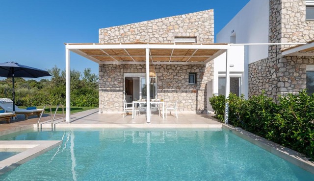 New Loft by Ossiano Pool Villas, Heating Pool,2 min drive to Haraki Beach & 10 to Lindos in Haraki