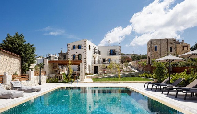 New luxurious villa with stunning pool,views &bbq!