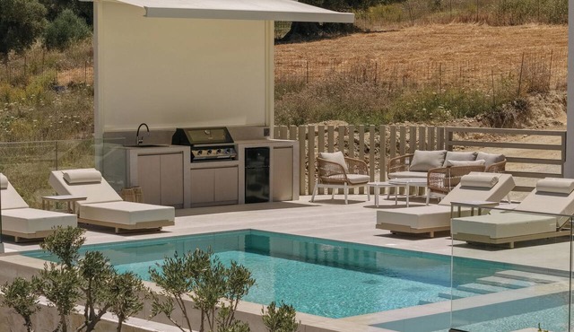 Norma Villa, Heated Pool, Walk to Shops & Dining