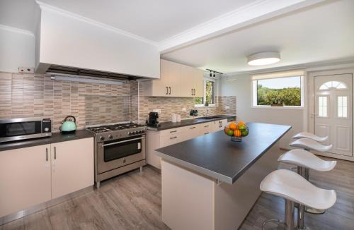 Oasis Villa -Private pool &BBQ- 8'from sandy Beach