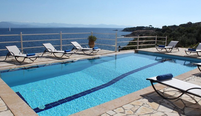 Ocean front Family 3 bedroom Villa with pool, just metres from the sea