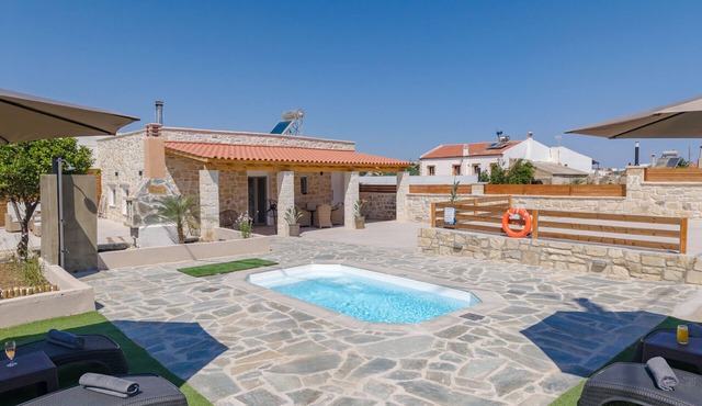 Olea Holiday House with Pool Near Taverns.