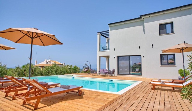 Olive grove villa in Plátonas