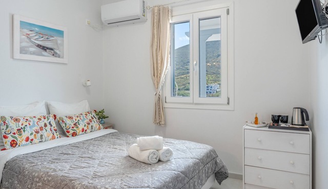 One-Bedroom No 4 with Sea View, Wi-Fi and Air Conditioning