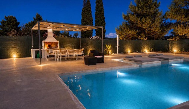 Paloma Mansion- Villa with Private Pool Embraced by Nature By Villa Mana Gers in Koukounariá