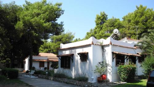 PARACHOS Trulos beach accomodation 500 metres from the sea in Skiathos
