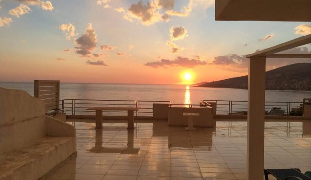 Penthouse 200m from the sea