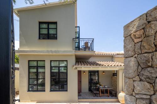 Petra House - Renovated Stone Villa with Courtyard