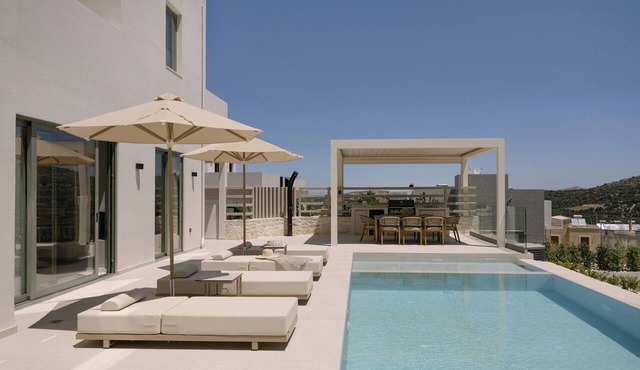 Pyxis Villa, Family Friendly with Heated Pool