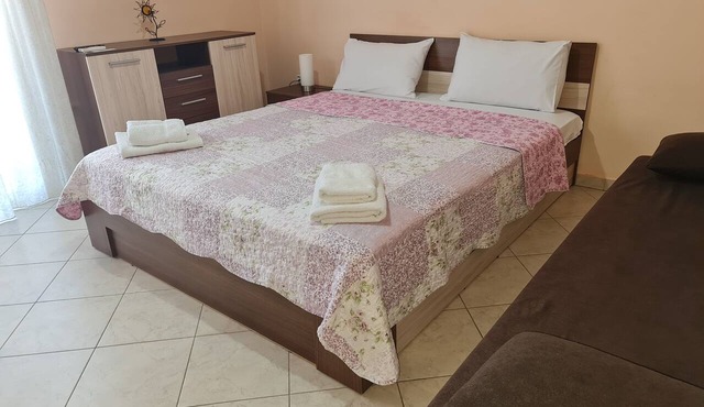 Quiet Room in Family Home with Free Covered Parking | Drama