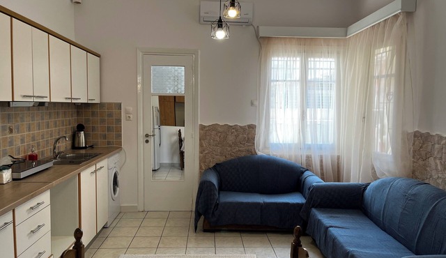 Quite studio fully equiped. 8 min Metro in Dafni