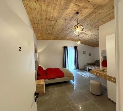 Qyteza Guest House & Camping