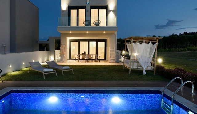 R 1230 Izador Villa with Sea view, private pool & Welcome Basket on arrival