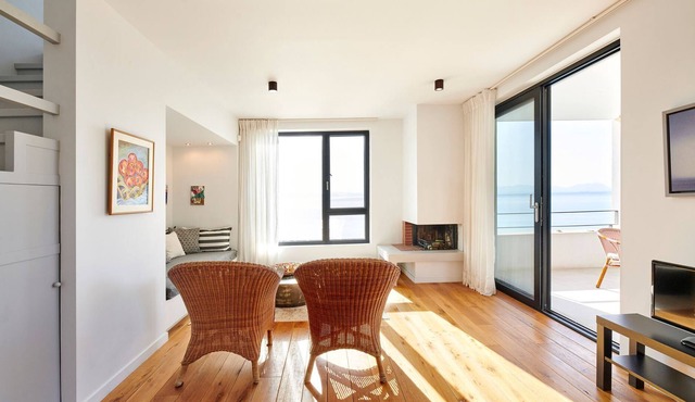 R 3037 Villa Everhard WITH Fireplace, Sea view & Soundproof Windows. in Kitries