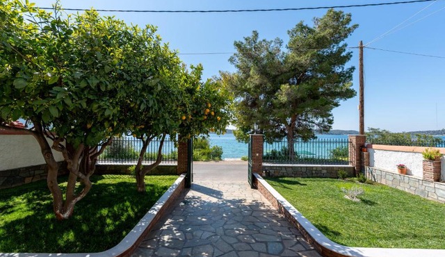Salamis Blue Retreat -a seafront family apartment in Áyios Yeóryios