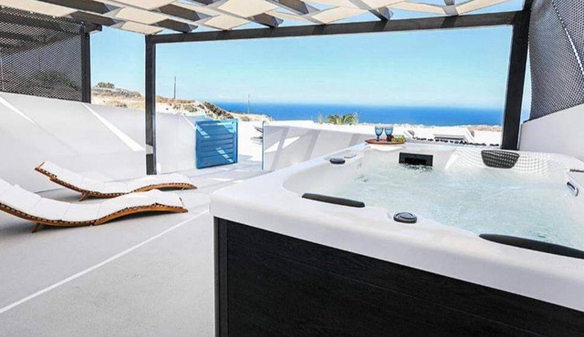 Sandra's Cave Suite with Jacuzzi and Sea view.