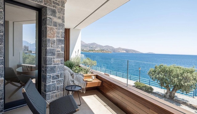 Seannamon Sea View Suite 2 steps from the beach