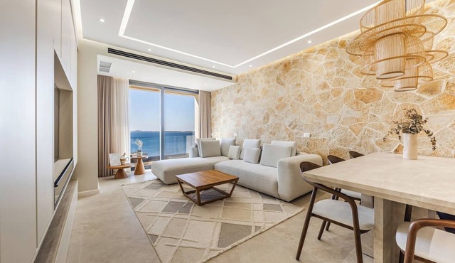 Seaview Elegance Apartment | Luxury & Free Parking by PikHost
