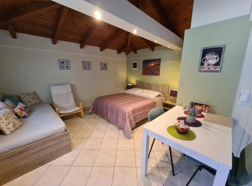 Semelia & Maria's Guest House - Spacious Stay for 3 in Spata