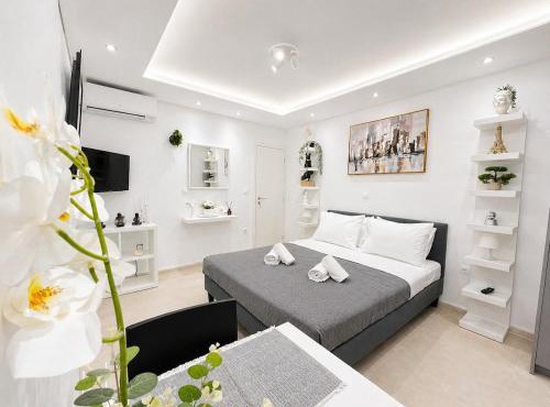 Semi-Basement Studio in Authentic Athens -by ΜΡS