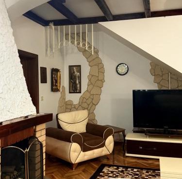 Serana Stays Classic Apartment with Private Bathroom, Free WiFi & Parking, Central Pejë