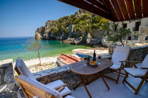 Sikies - Unique Beachfront Stone House in Alipa-Mani in East Mani