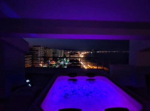 Skyline Penthouse Wrap-Around Terrace & Outdoors Jacuzzi