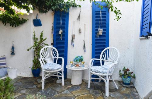 Small traditiional home near the shops and restaurants in Korissia, Kea in Ioulis
