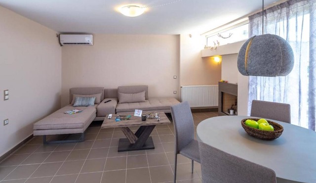 Solon - Deluxe City Center Apartment