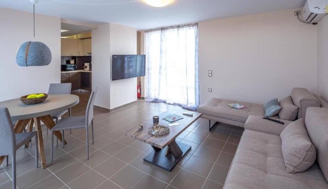 Solon - Deluxe City Center Apartment