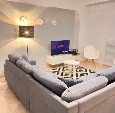 Spacious 2BR Apartment with Balcony near Metro Thessaloniki