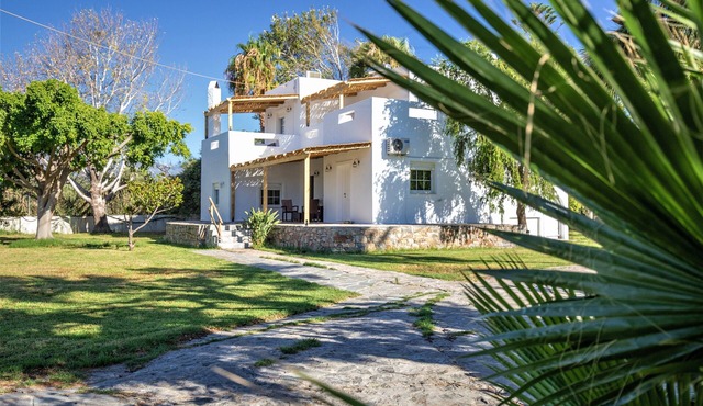 Spacious, luxurious vacation villa with large garden and lots of privacy in Ierapetra