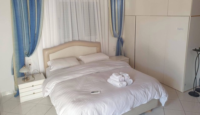 Studio Apartment - Sleeps 2, Balcony & Parking