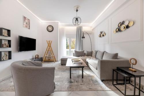 Sunlit 3BDR Family APT, Near Sea & City Center!