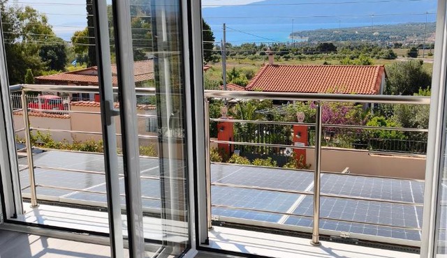 Sunny Home Loutraki is a modern studio with views of the bay and mountains with private parking in Loutraki-Agioi Theodoroi
