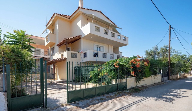 Sunny Retreat in Artemida by ΜΡS in Artemis