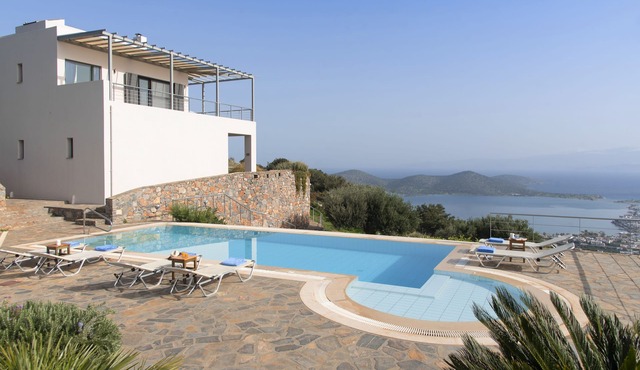 Swimming pool, ocean view, Wi-Fi, well-maintained garden in Elounda