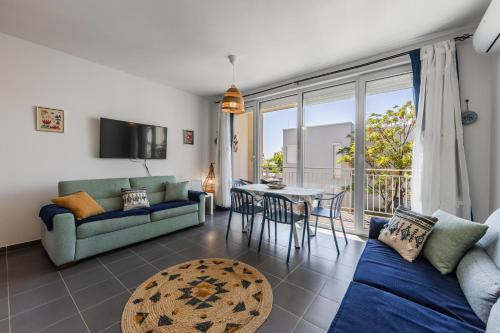 Talea Sun & Sea Haven 1BR Apartment by PikHost