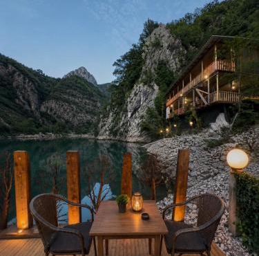 Te Panorama, Komani Lake