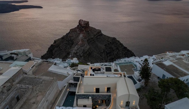 The Duke in Santorini
