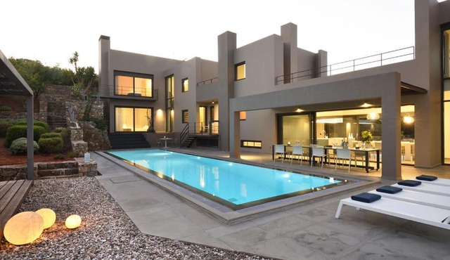 The Hilltop Gathering Villa, 5 En-Suite, Sleeps 16 by KB Hospitality in Athens