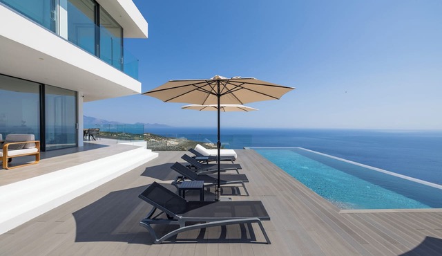 The Luminous Villa: private estate, 4 sea-view suites, heated pool, sleeps 8 in Volimes