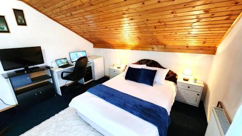 The Work & Chill House - 3BR with Workspace, BBQ, Terrace