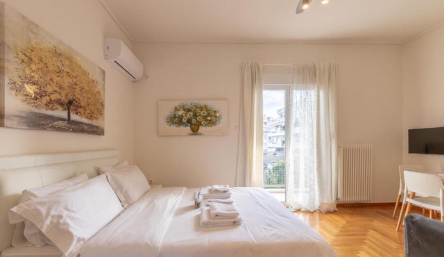 Top sightseeing 3rd floor studio on a paved road! in Athens