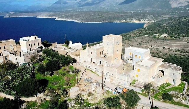 Torre Agetria Mainē: Enjoy stunning views from the top floor of a Mani tower in Omales