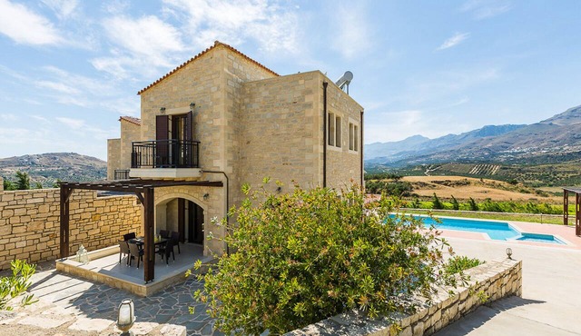 Traditional Cretan Stone Villa, Intimate Spaces & Private Pool, Family Friendly in Lefkogeia
