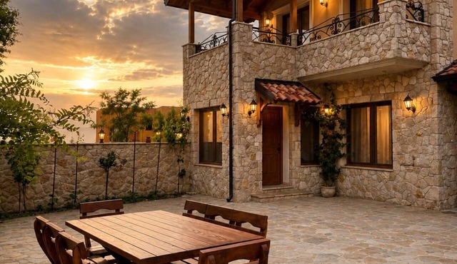 TS Villa-Mountain Views, Fireplace & Rustic Luxury