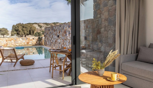 Villa 1 – Stone Villa, Private Hydromassage Pool & 80 m² Garden by the Beach in Petries