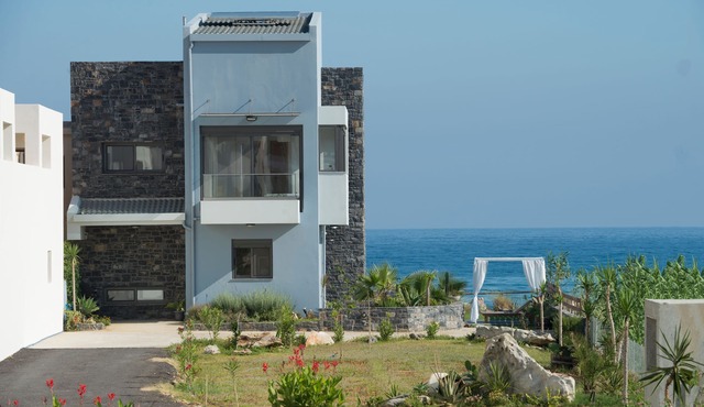 Villa al Mare. Beachfront with private sunbeds and sunshades! in Rethymnon